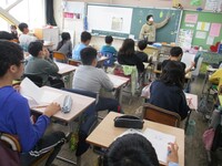 3組　マークシートの塗り方を説明していました