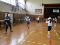 親善球技大会に向けて体育でも練習が始まります(6年)