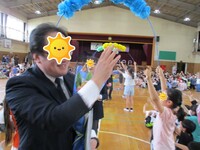 花のアーチでお見送りしました