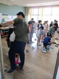 新聞紙を折ってどこまで2人で乗れるか、ゲーム