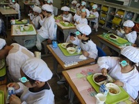 食べるのに一生懸命です