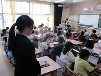 指導教諭の学級に入って学びます