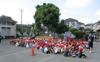 西門前に集合!　学年主任の先生からのお話を聞きます