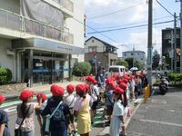 反対側には病院があります