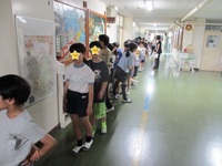 1階廊下に並んで待ちます