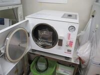 高圧蒸気滅菌器といいます。
