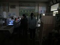 保健室を暗くして鼻や耳を明るく照らします