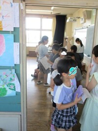 話し合い終了　にわとり学級がひよこ学級を教室まで連れていきます
