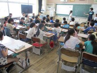 ここは机と椅子をつかっての話し合いです