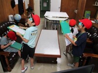 校長室の中にある物を調べています