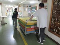 体育館からマットを運びます