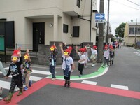 横断歩道では手を挙げて目立つように
