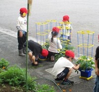 「お隣にいっちゃダメだよ〜」と、優しく内側に戻してあげます。