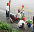 「お隣にいっちゃダメだよ〜」と、優しく内側に戻してあげます。