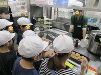 唐揚げをぴったり1㎏盛り付けます