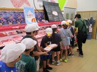 大きな肉のブロックを持たせていただきました