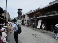 時の鐘と右手前がスターバックス