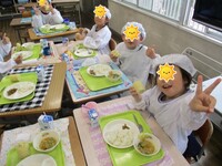 待ってました!給食の時間、美味しくいただきました!