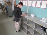 宿題やドリルの確認も担任と協力して行っています(2年)