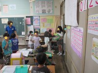 「募金を持ってきた子は出してくださーい!」