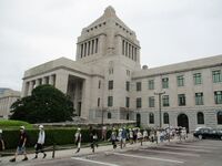 この後、国会議事堂をバックに記念撮影