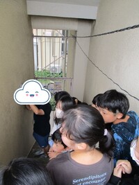 先生が子どもたちに避難路の説明をします