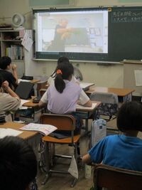 リアルな説明はリモートで配信