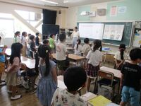 校歌斉唱(1年生の教室)