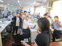 職員室にいる先生方が教室に手を振り、配信が終了しました