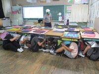 さすが6年生!素早い動きでシェルター内に避難できました。