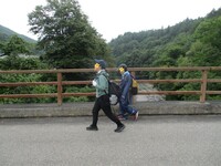 橋の上から見る川の様子は荘厳です