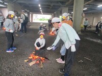 火が安定したら板をのせ焦がします