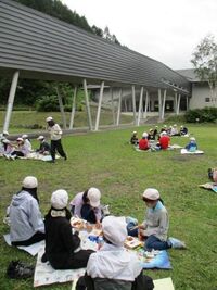 最後の昼食　広場で