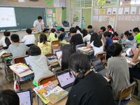 全体への指導のあと、各自の作業に移行します