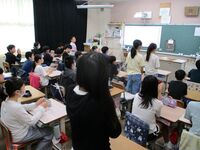 名前を呼ばれたらその場で立ちます