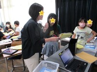 子どもたちは個別にGS専科に質問し内容を深めます