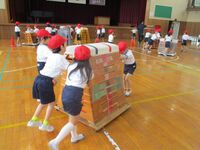 跳び箱の準備は全員で協力して