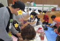 小さな子にあやとりを教えました