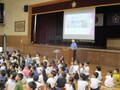 「後ろに並んでいる6年生を見てください!」