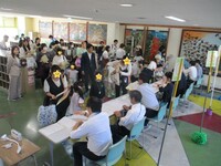 受付で必要書類をお預かりします